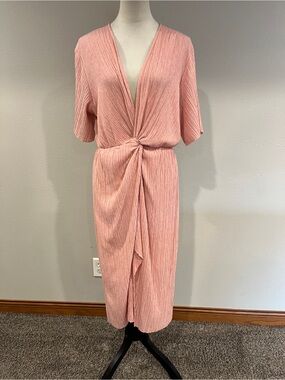 Soft Pink Twist-Front short sleeves stretchy Midi Dress size medium